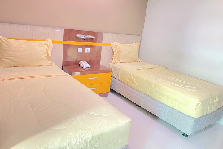 Room 12 of 32