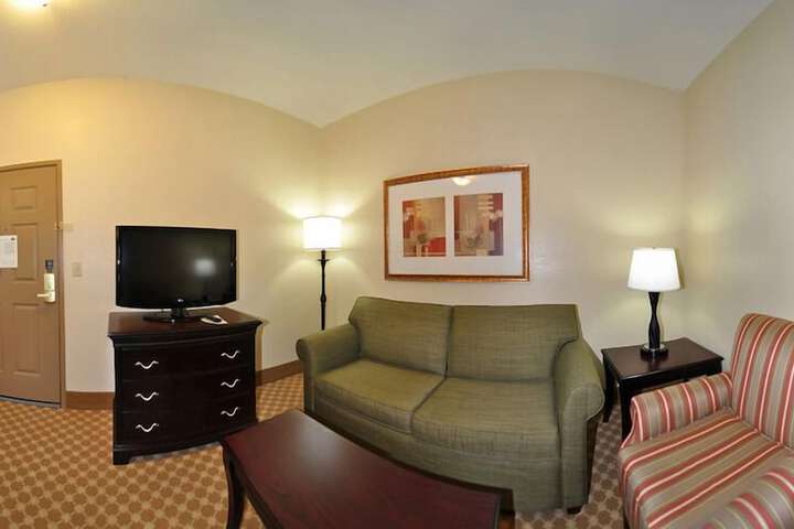 2 Queen Beds (7 of 13)