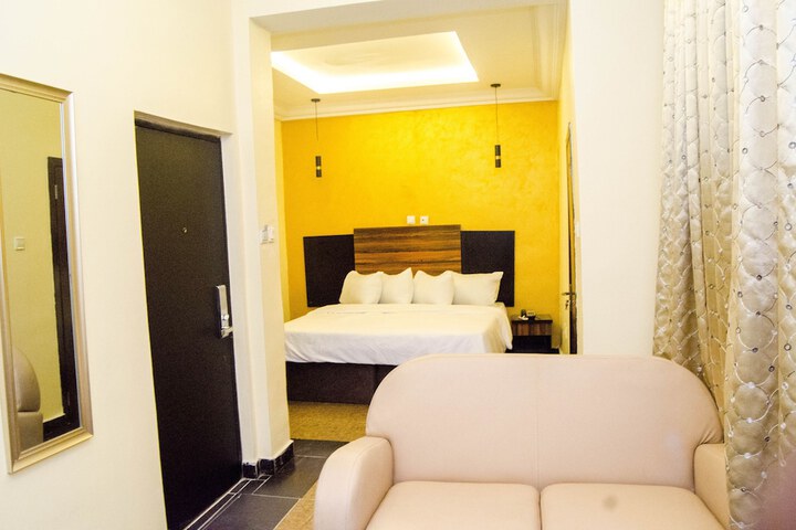 Room 10 of 28