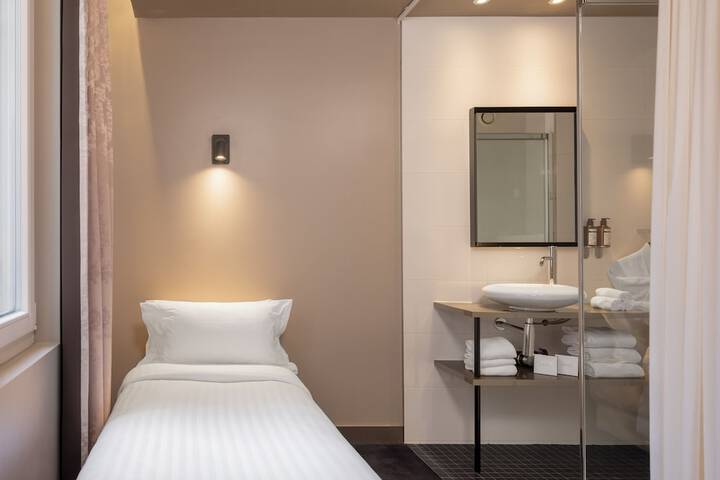 Room 2 of 39