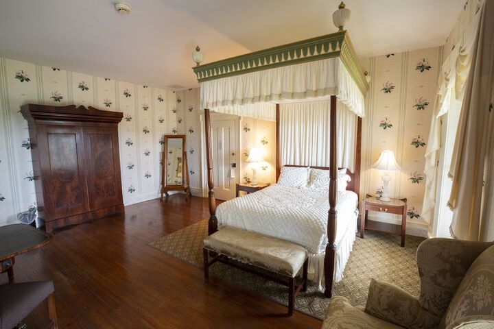 Deluxe Queen Bed (14 of 16)
