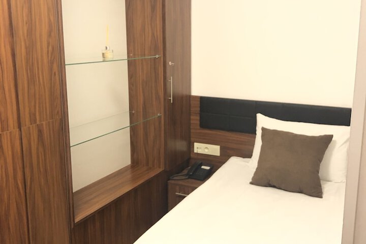 Room 9 of 23