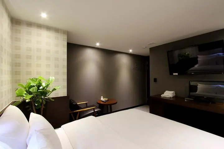 Room 5 of 10
