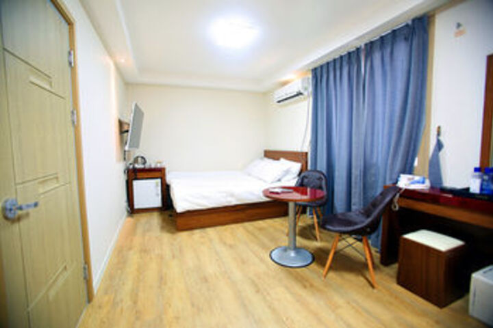Room 12 of 18