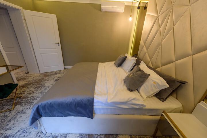 Room 10 of 104