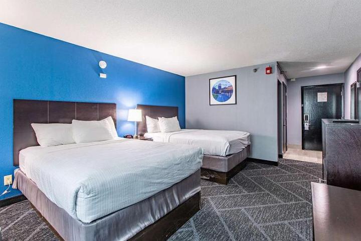 2 Queen Beds Executive Room Living Room Wet Bar Microwave and Refrigerator Bath and Shower Full Breakfast (29 of 34)