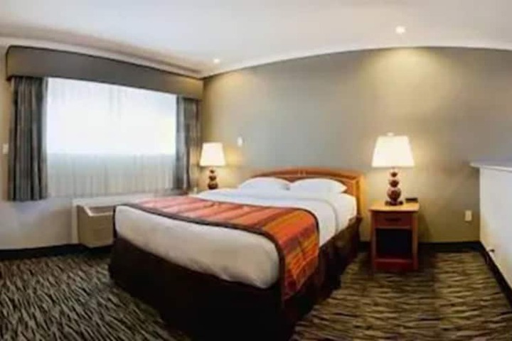 1 Queen Bed (5 of 16)