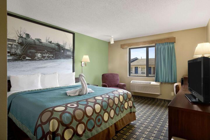 1 Queen Bed (1 of 9)