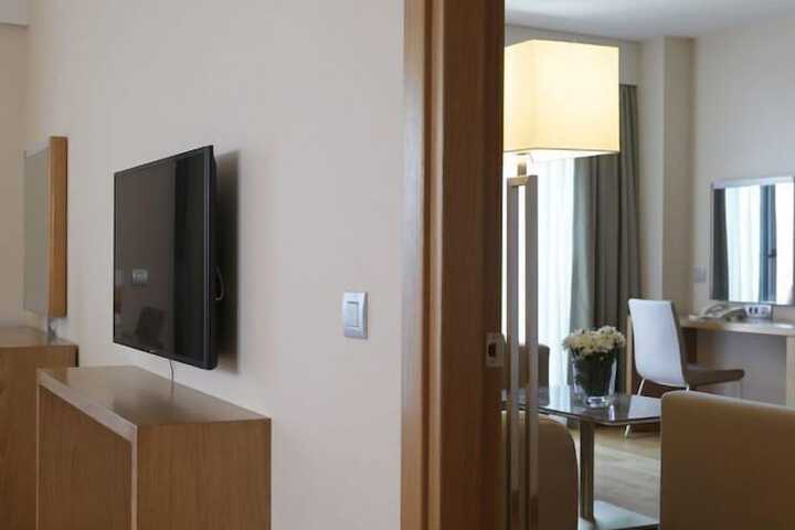 Room 10 of 99