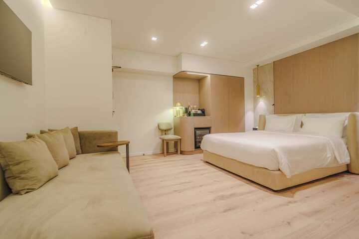 Room 2 of 109