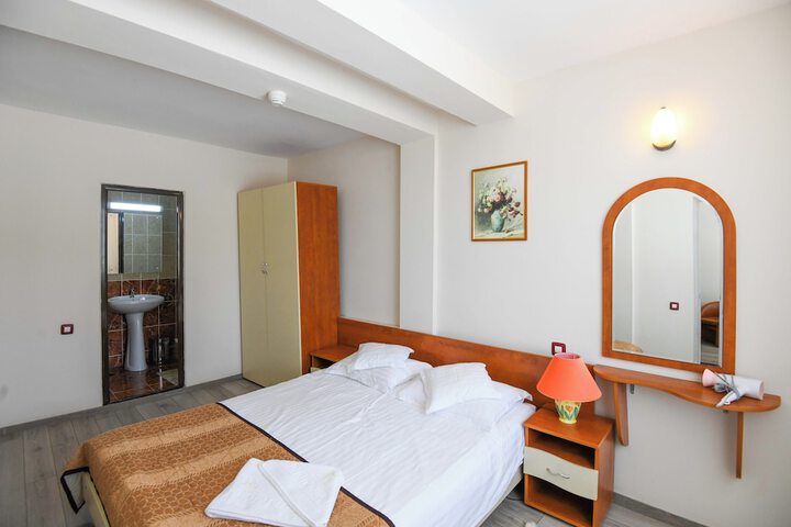 Room 8 of 28