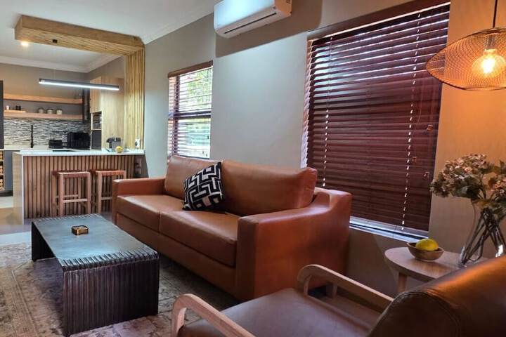 Lounge 43 of 76