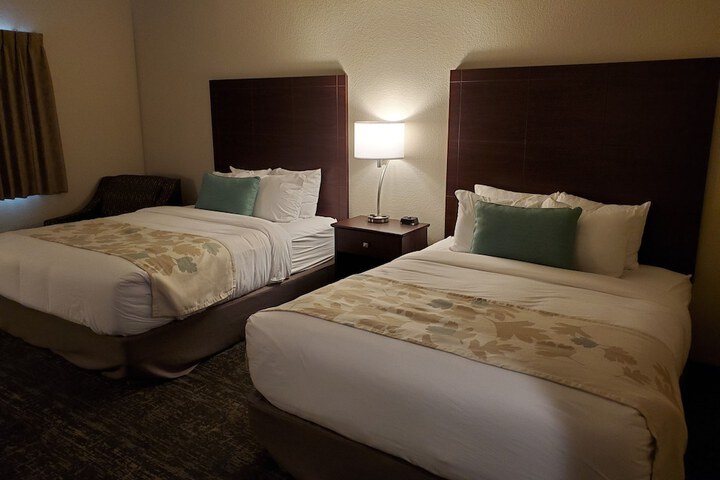 2 Queen Beds (10 of 11)