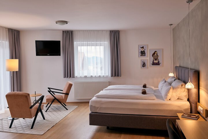 Room 4 of 42