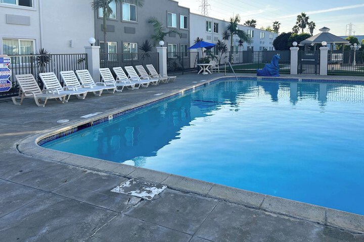 Pool 24 of 32