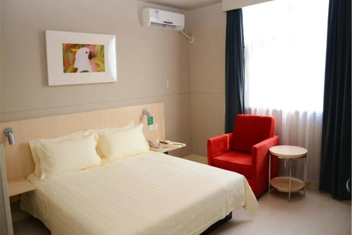 Room 4 of 13