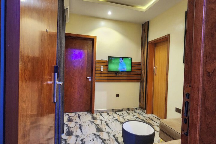 Room 8 of 14