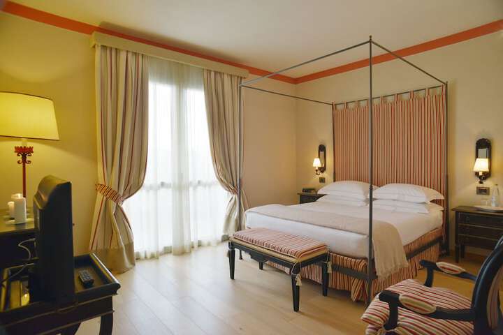 Room 10 of 216