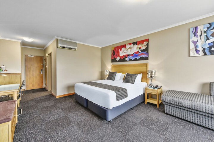 Room 6 of 33