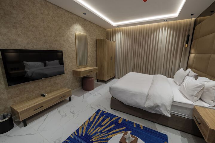Room 7 of 12