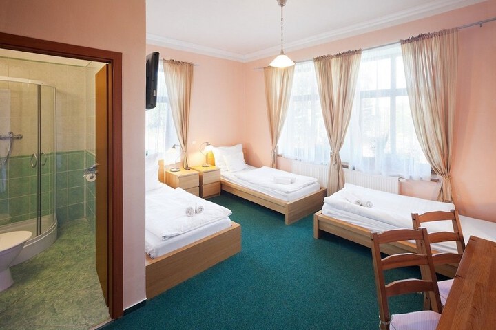 Room 9 of 33