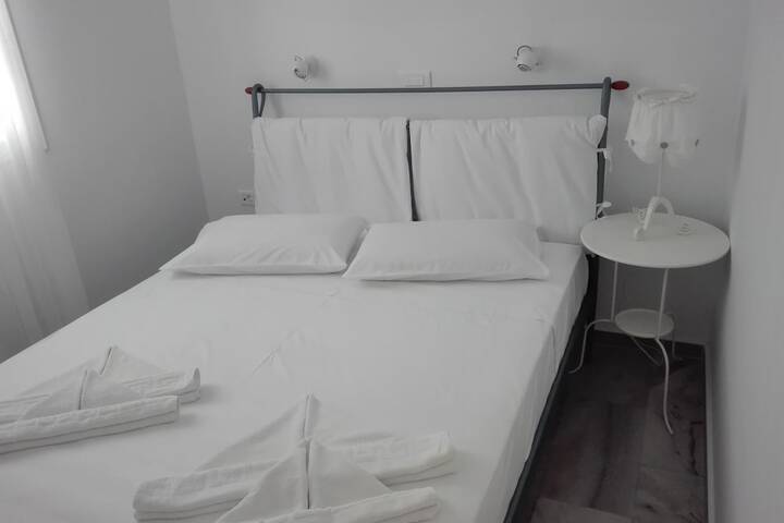 Room 28 of 103