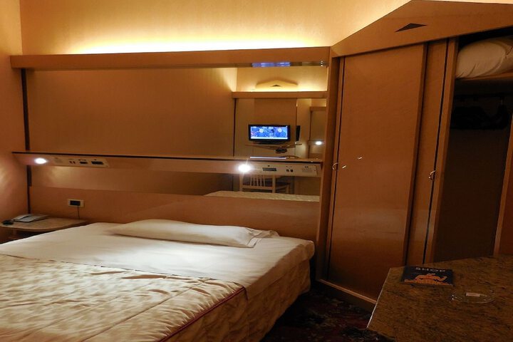 Room 12 of 33