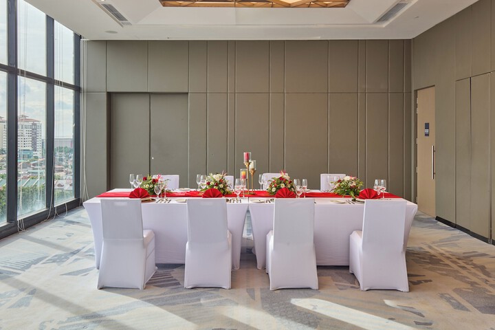 Ballroom/Hall 79 of 100