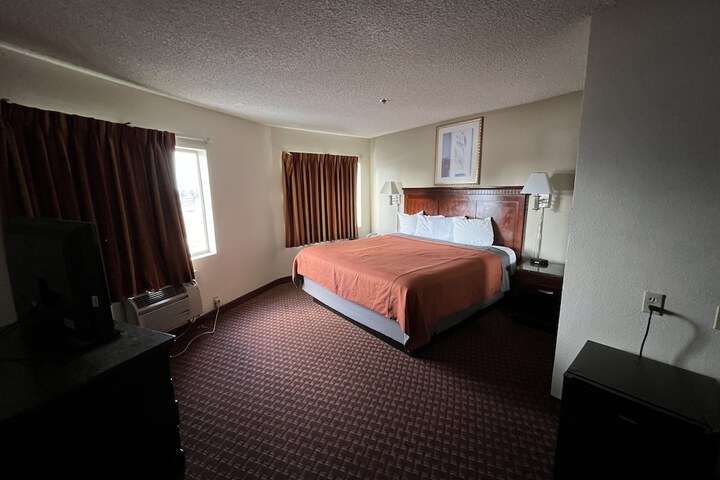 1 King Bed (6 of 18)