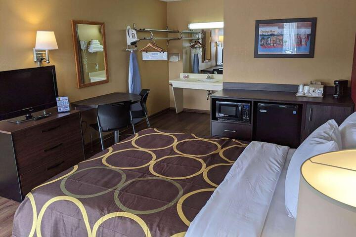 2 Queen Beds (7 of 14)