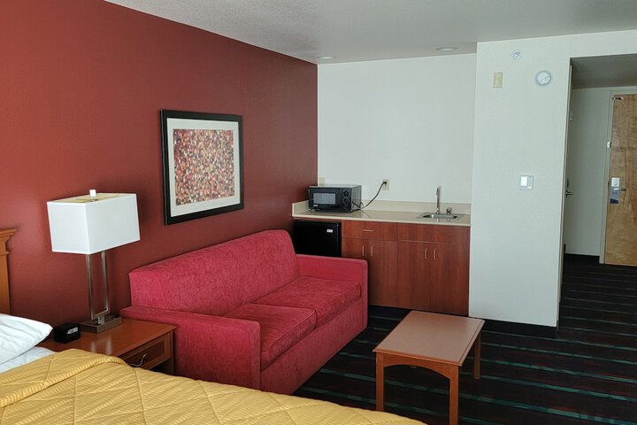 1 King Bed (6 of 9)