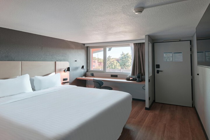 Room 17 of 48