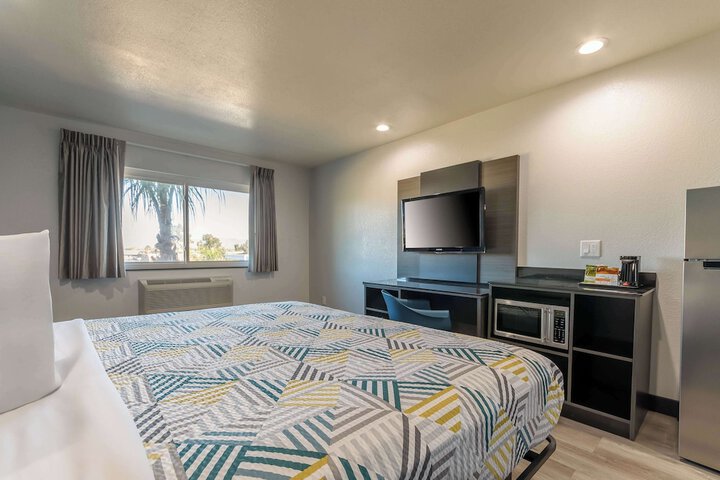 1 King Bed Refrigerator, Microwave (11 of 16)