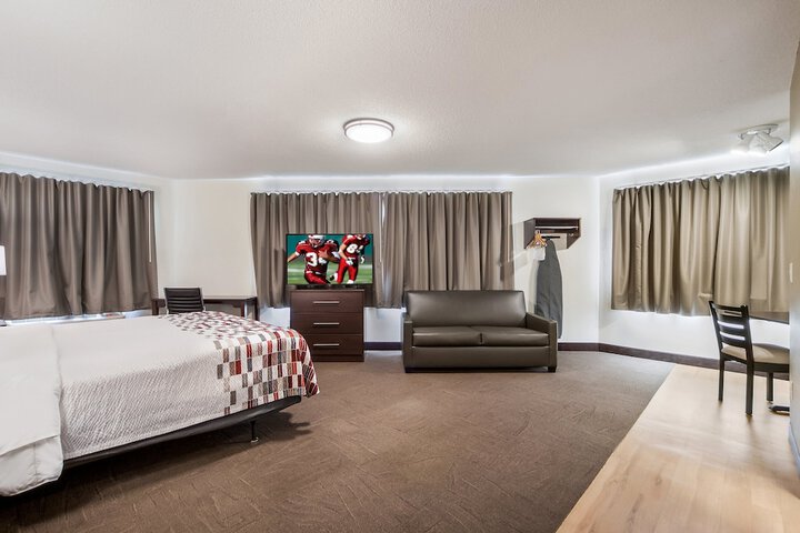 Superior King Bed with Sofa (7 of 25)