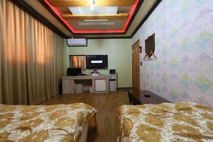 Room 5 of 14