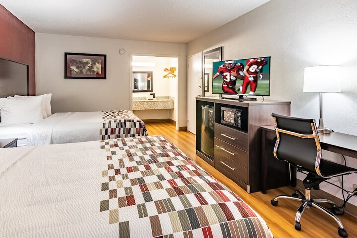 Standard Queen Bed Kitchenette Accessible (10 of 10)