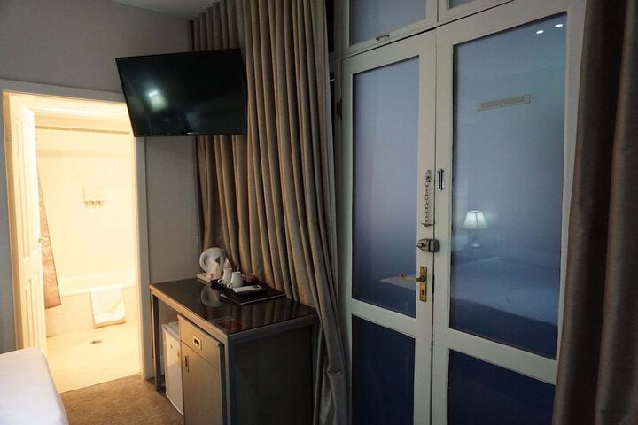 Room 28 of 60