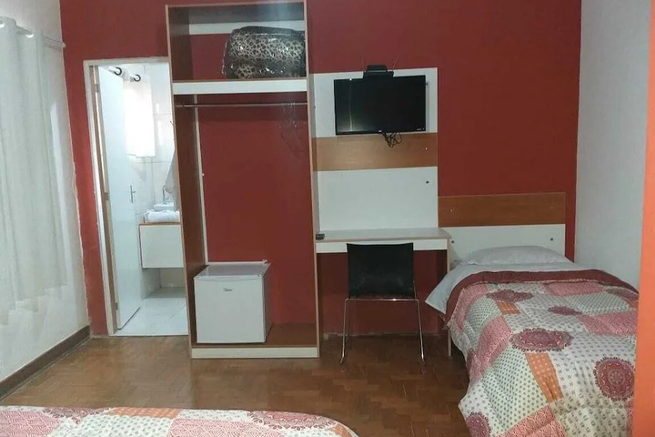 Room 5 of 9