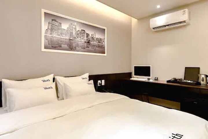 Room 12 of 25