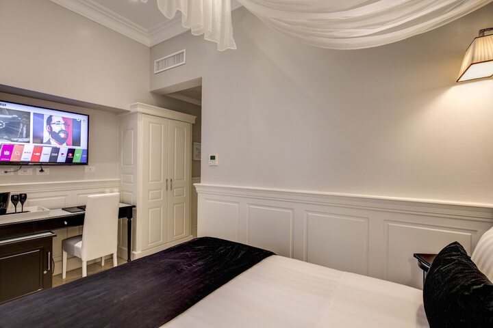 Room 9 of 30