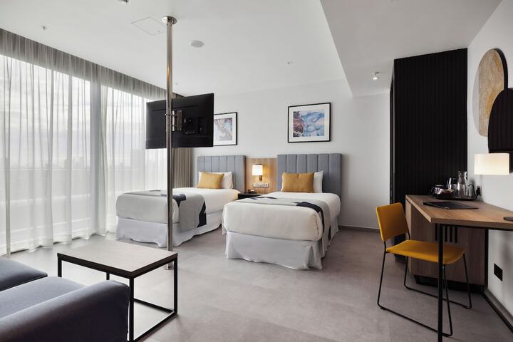 Room 52 of 106