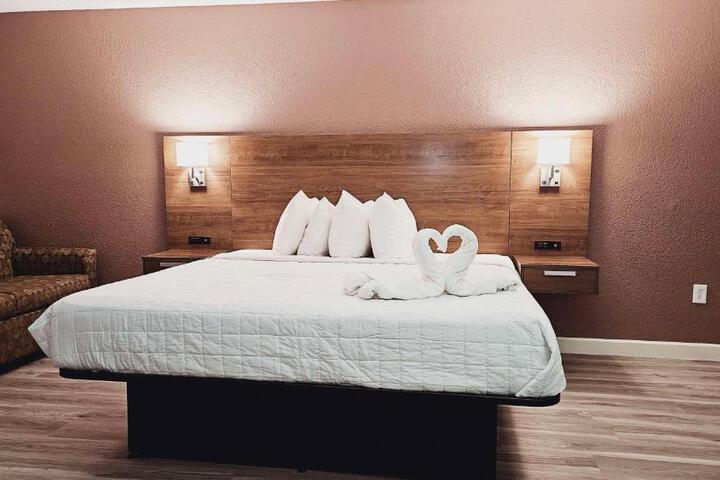 1 King Bed Microwave and Refrigerator Full Breakfast (7 of 13)