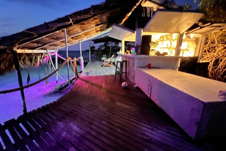 Lounge 75 of 97