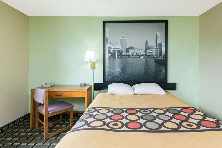 1 Queen Bed (1 of 12)