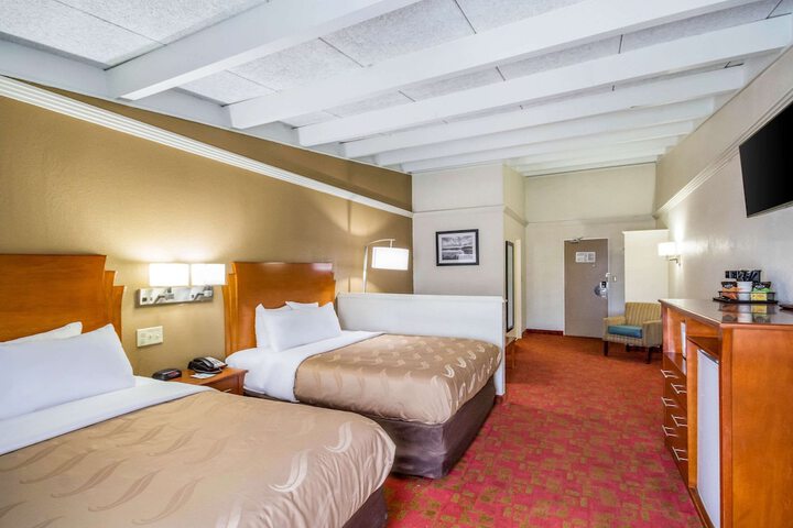1 Queen Bed Business Room Accessible (16 of 18)