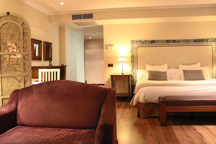 Room 10 of 93