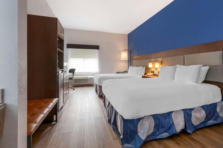 2 Queen Beds Microwave and Refrigerator Full Breakfast (3 of 7)