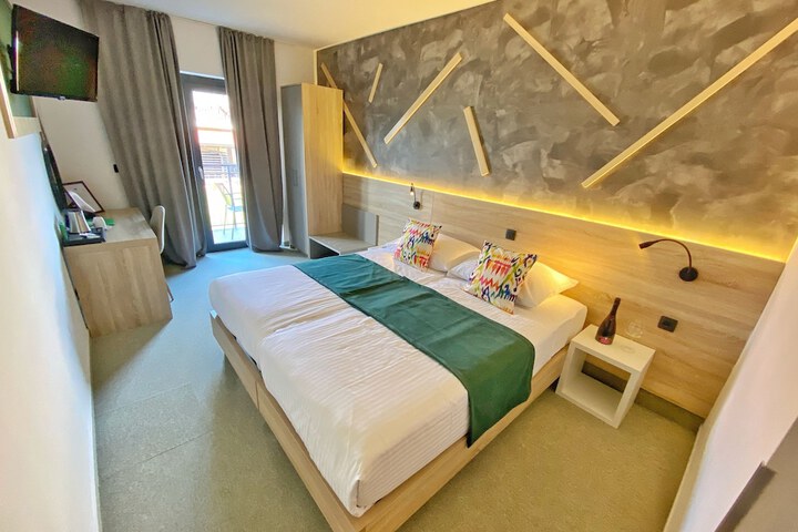 16 Lakes Hotel