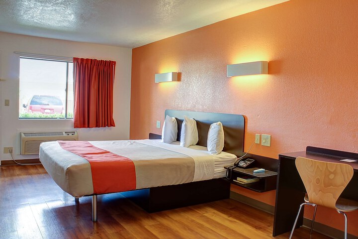 Room 16 of 38