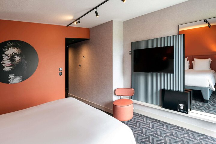 Room 25 of 148
